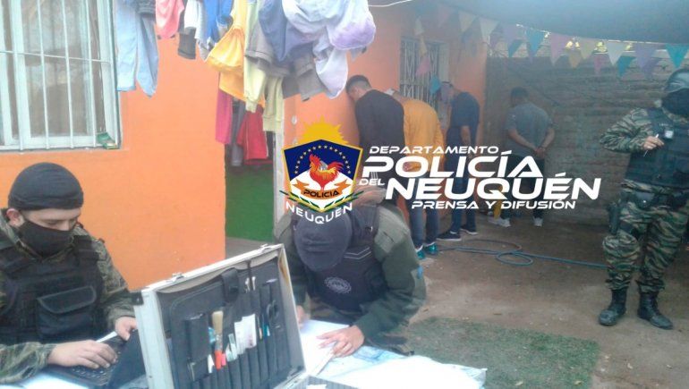 La Policía detuvo a dos jóvenes y secuestró cocaína en un exitoso allanamiento en el barrio 192 Viviendas.