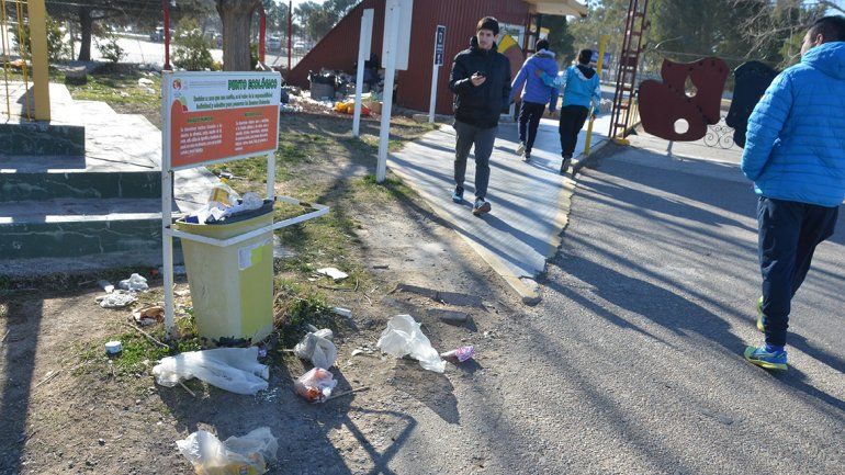Hay mucha basura  dentro del Parque Valentina Norte