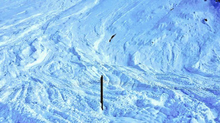 Casi cuatro horas sacando nieve para normalizar el servicio de luz