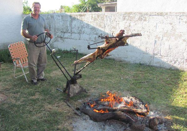 Inventó un asador con volante para cocinar carne a las llamas