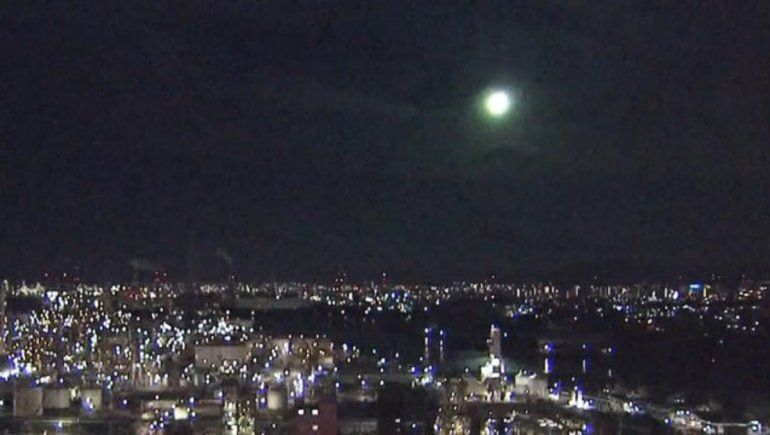 Viral: una resplandeciente bola de fuego iluminó el cielo de Japón