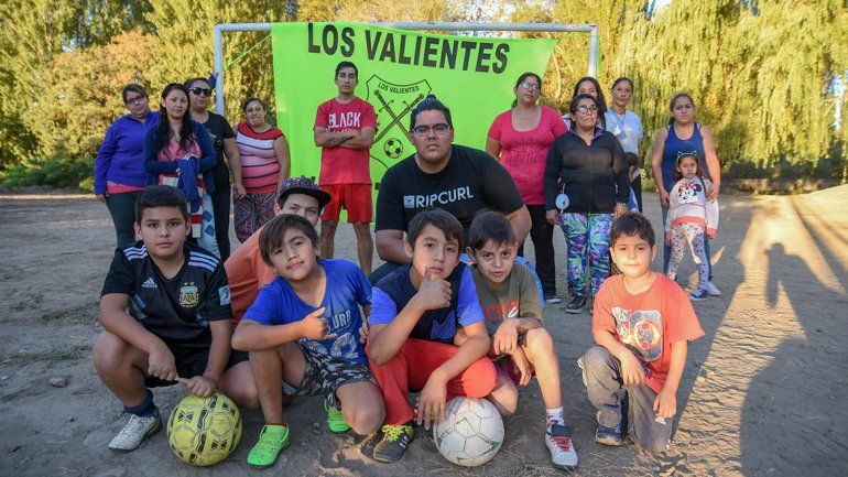 Vecinos le hacen la vida imposible a una escuelita de fútbol