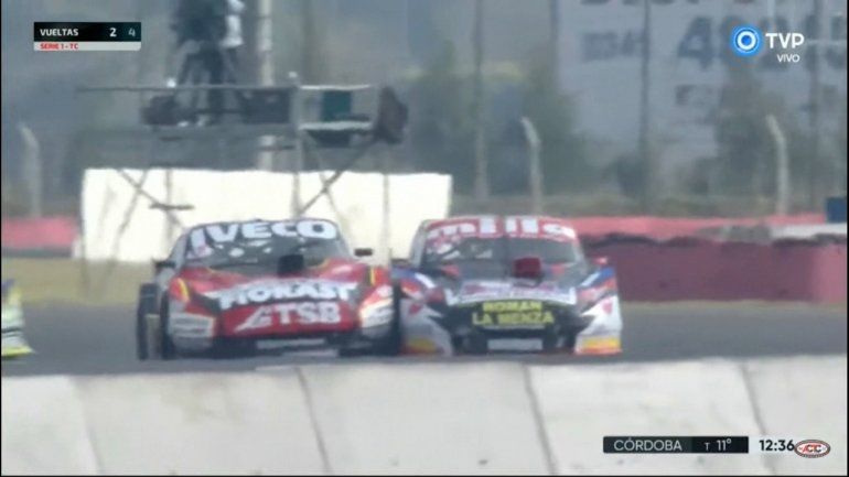 El momento del toque de Urcera con Todino.