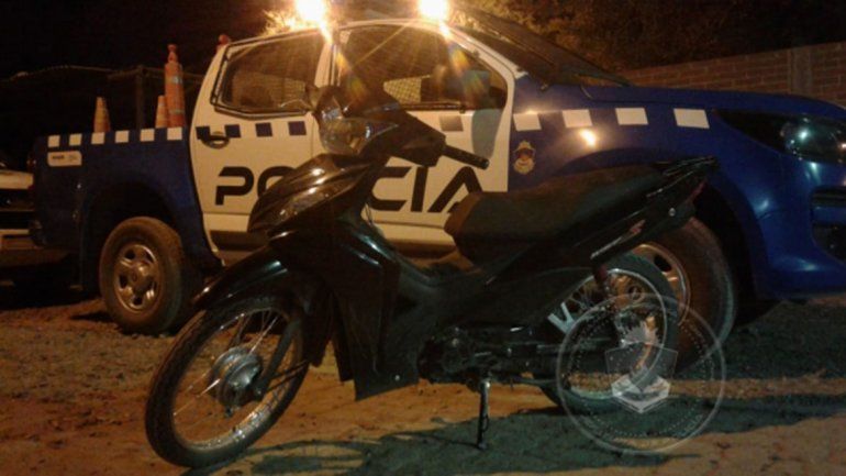 Le llamó la atención la moto de su pareja y avisó a la poli: era robada