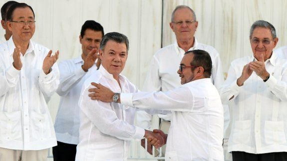 Santos y jefe de las FARC firmaron el histórico acuerdo de paz