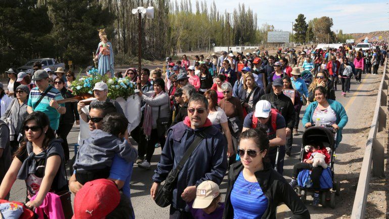 Miles de feligreses participaron de una actividad religiosa que se realiza hace 37 años de Neuquén a Centenario.