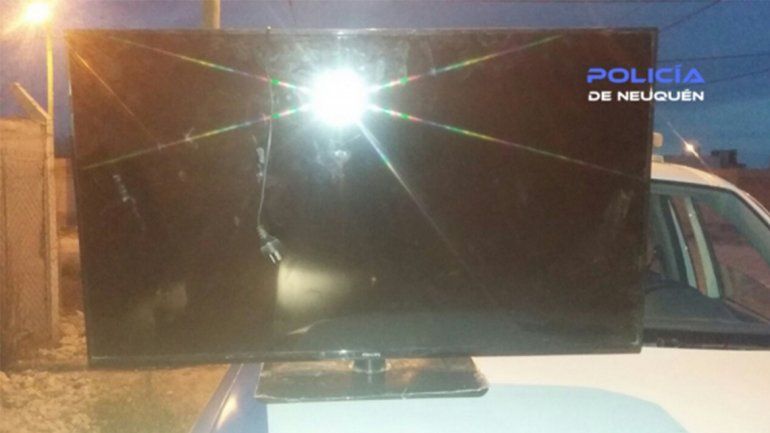 Atraparon a un menor que se robaba un televisor de una casa