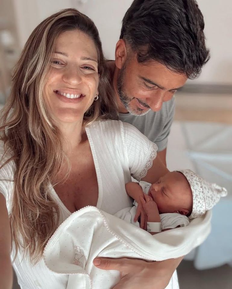 Fotos compartidas por Maca Rinaldi y Fede Hoppe, presentando a su hija, Amanda, en redes sociales. Fotos compartidas por Maca Rinaldi y Fede Hoppe, presentando a su hija, Amanda, en redes sociales.