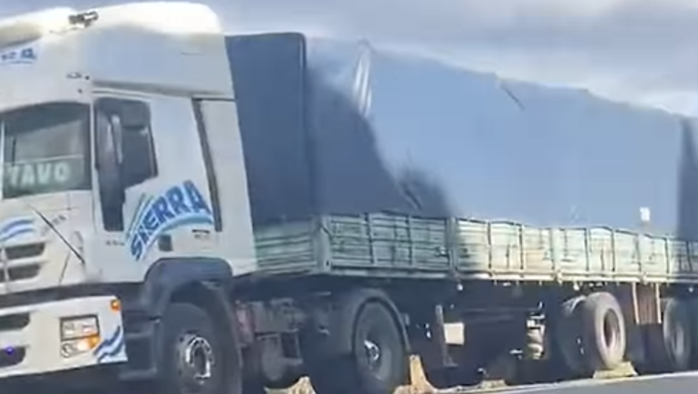 El camión de la empresa Sierra, que quedó ligada al camionero tras la viralización del video El camión de la empresa Sierra, que quedó ligada al camionero tras la viralización del video