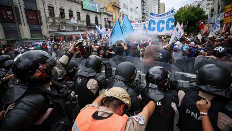 Los piquetes derivaron en incentes con la Policía tras la ejecución del protocolo.
