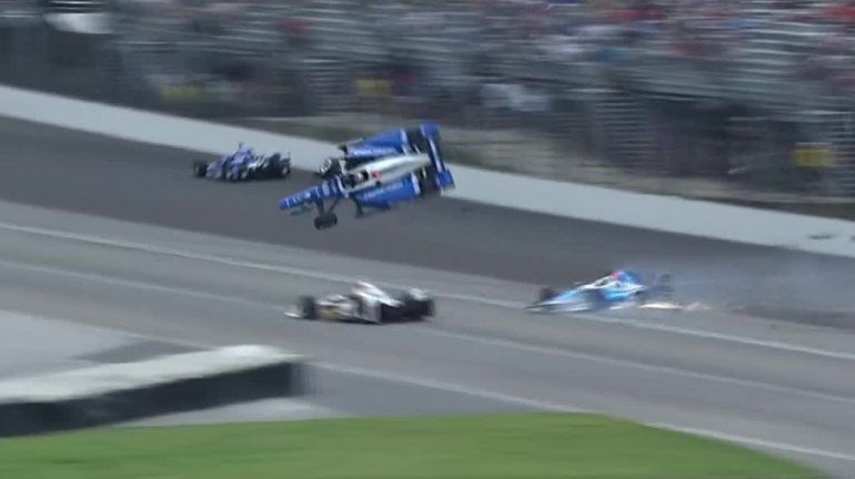 Espectacular accidente en las 500 millas de Indianápolis: el piloto salió caminando