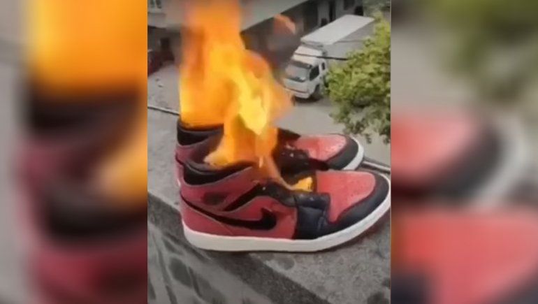 Crece repudio a marcas occidentales en China: la gente quema sus zapatillas