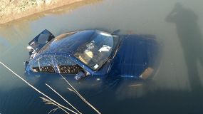 Otra vez, un auto cayó a un canal de riego