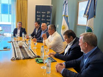 figueroa volvio a reunir a la mesa de competitividad de vaca muerta y fijo un plazo para definir obras clave