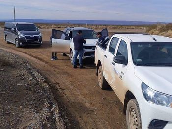 El accidente que involucró a una camioneta oficial y a una petrolera.