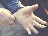 Adiós guantes de lana tradicionales: esta es la nueva tendencia del invierno 2025 para tus manos