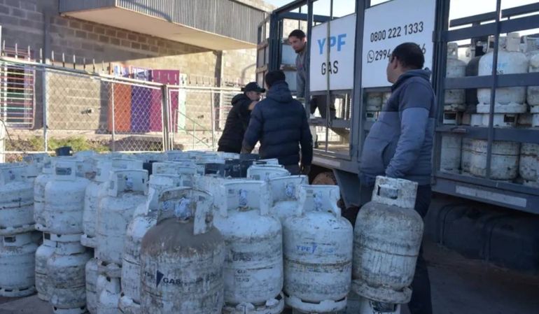 Entregan 9 mil garrafas por mes para pasar el invierno: dónde se pueden retirar