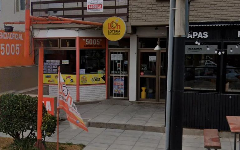 La agencia de Lotería de la avenida Roca en la que los dos sospechosos quedaron registrados por una cámara. La agencia de Lotería de la avenida Roca en la que los dos sospechosos quedaron registrados por una cámara.