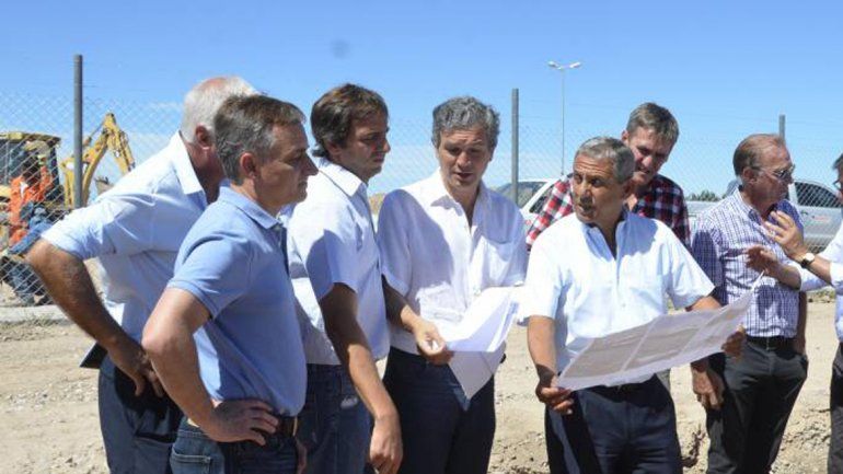 Quiroga ayer habló con críticas a Provincia en un recorrida por el inicio de la obra del Centro Cultural del Oeste.