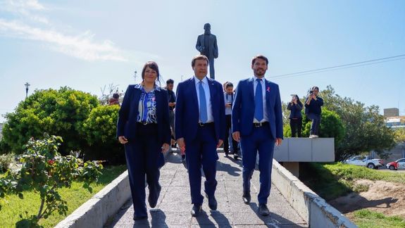 El intendente Rodrigo Buteler, el gobernador Alberto Weretilneck y la presidenta del Concejo Deliberante, Karina Álvarez, dejaron una ofrenda floral en el monumento al ingeniero César Cipolletti.&nbsp;