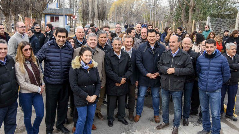 Funcionarios provinciales y municipales se mezclaron para la foto. Hubo críticas por una supuesta no invitación del Municipio
