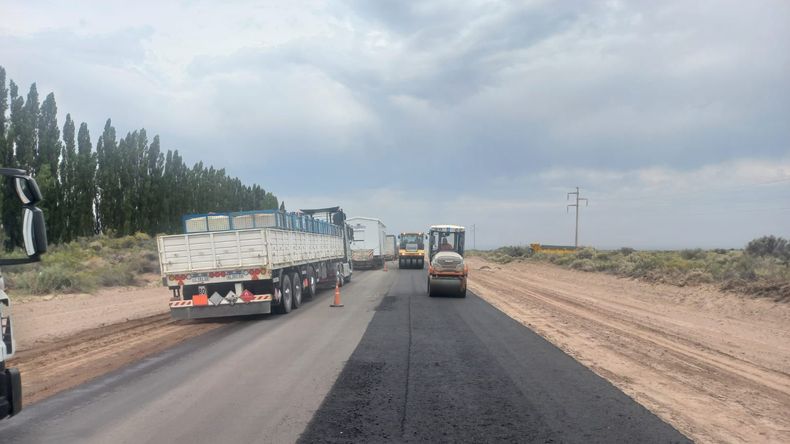 80 toneladas diarias de asfalto caliente: la RN 151 se prepara para el boom de Vaca Muerta y la fruta. Foto: Vialidad Nacional. | LM Neuquen 80 toneladas diarias de asfalto caliente: la RN 151 se prepara para el boom de Vaca Muerta y la fruta. Foto: Vialidad Nacional.