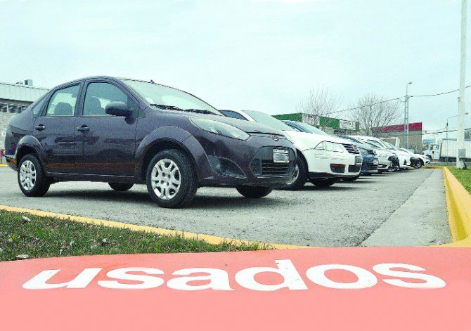 A la hora de comprar un auto usado es clave saber quién figura como titular del vehículo. A la hora de comprar un auto usado es clave saber quién figura como titular del vehículo.