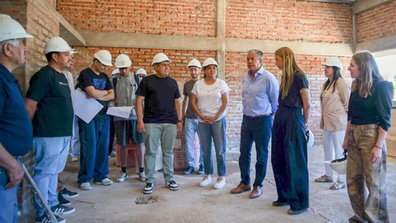 Rolando Figueroa en la recorrida por las obras en San Patricio del Chañar.