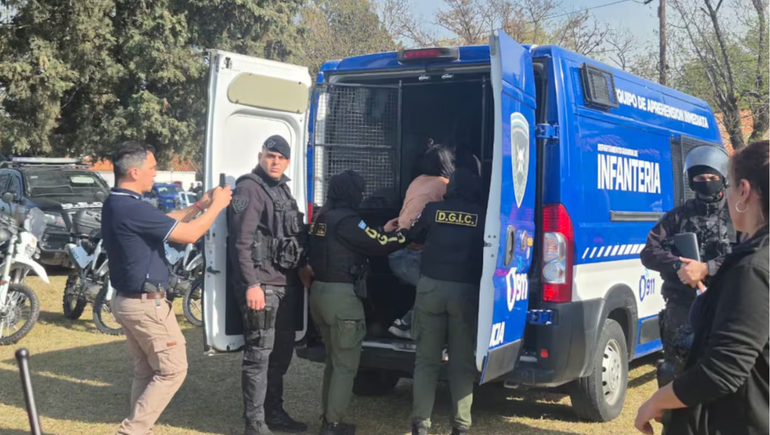 La detención ocurrió mientras la acusada llevaba a 12 chicos al colegio en un transporte escolar.