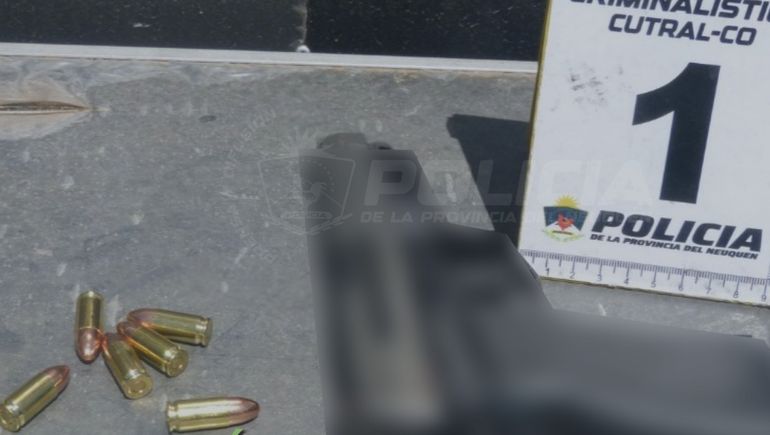 Violencia en Cutral Co: una mujer fue acorralada y entregó a la Policía un arma cargada