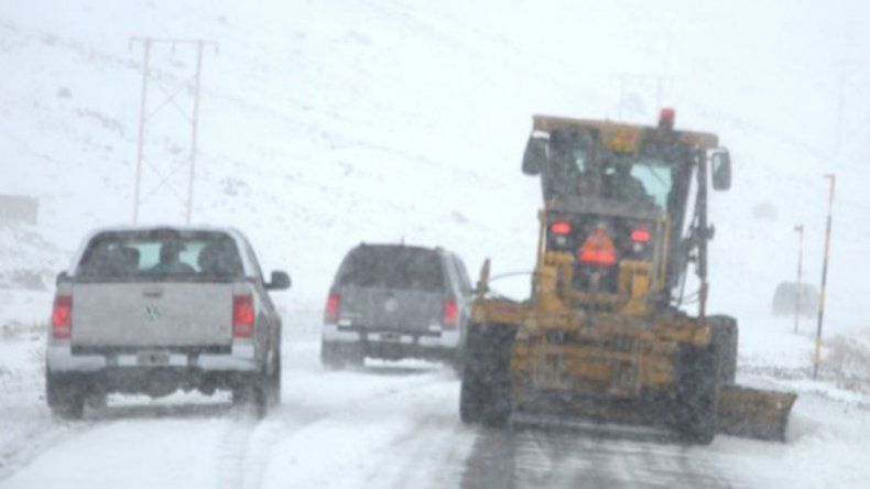 Por el viento fuerte en Pino Hachado se debió cerrar el Paso a Chile. | LM Neuquen Por el viento fuerte en Pino Hachado se debió cerrar el Paso a Chile.