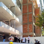 Fuentes policiales revelaron que fue encontrado cubierto con cal dentro de un edificio. | LM Neuquen Fuentes policiales revelaron que fue encontrado cubierto con cal dentro de un edificio.