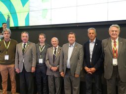 De izquierda a derecha: Tabaré Bassi, Secretario de Ganadería de Río Negro, Daniel Lavayén delegado por la Patagonia ante CRA, Leandro Ballerini, presidente de la Federación de Sociedades Rurales de Río Negro, Carlos Castagnani, presidente de CRA, Alberto Weretilneck, Gobernador de Río Negro, Carlos Banacloy, Ministro de Desarrollo Económico de Río Negro, y Fermín del Papa, histórico dirigente de CRA de Santa Cruz. De izquierda a derecha: Tabaré Bassi, Secretario de Ganadería de Río Negro, Daniel Lavayén delegado por la Patagonia ante CRA, Leandro Ballerini, presidente de la Federación de Sociedades Rurales de Río Negro, Carlos Castagnani, presidente de CRA, Alberto Weretilneck, Gobernador de Río Negro, Carlos Banacloy, Ministro de Desarrollo Económico de Río Negro, y Fermín del Papa, histórico dirigente de CRA de Santa Cruz.