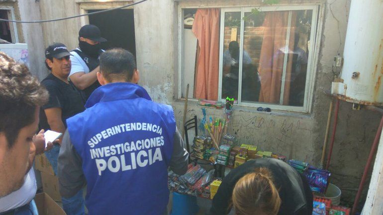 Personal de Delitos durante el secuestro del material en el barrio TCI.