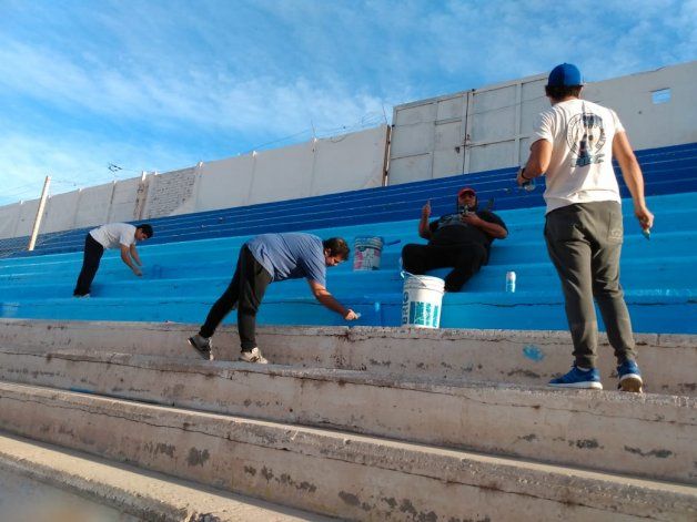 Los hinchas pintando una de las tribunas.