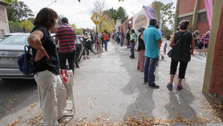 Malestar por largas filas y horas de espera ante la falta de vacunas