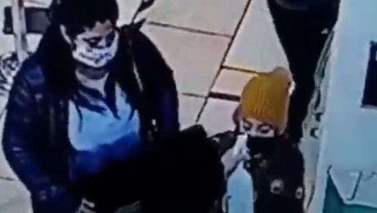 Video: quiso tomar la temperatura, pero le tiró alcohol en los ojos