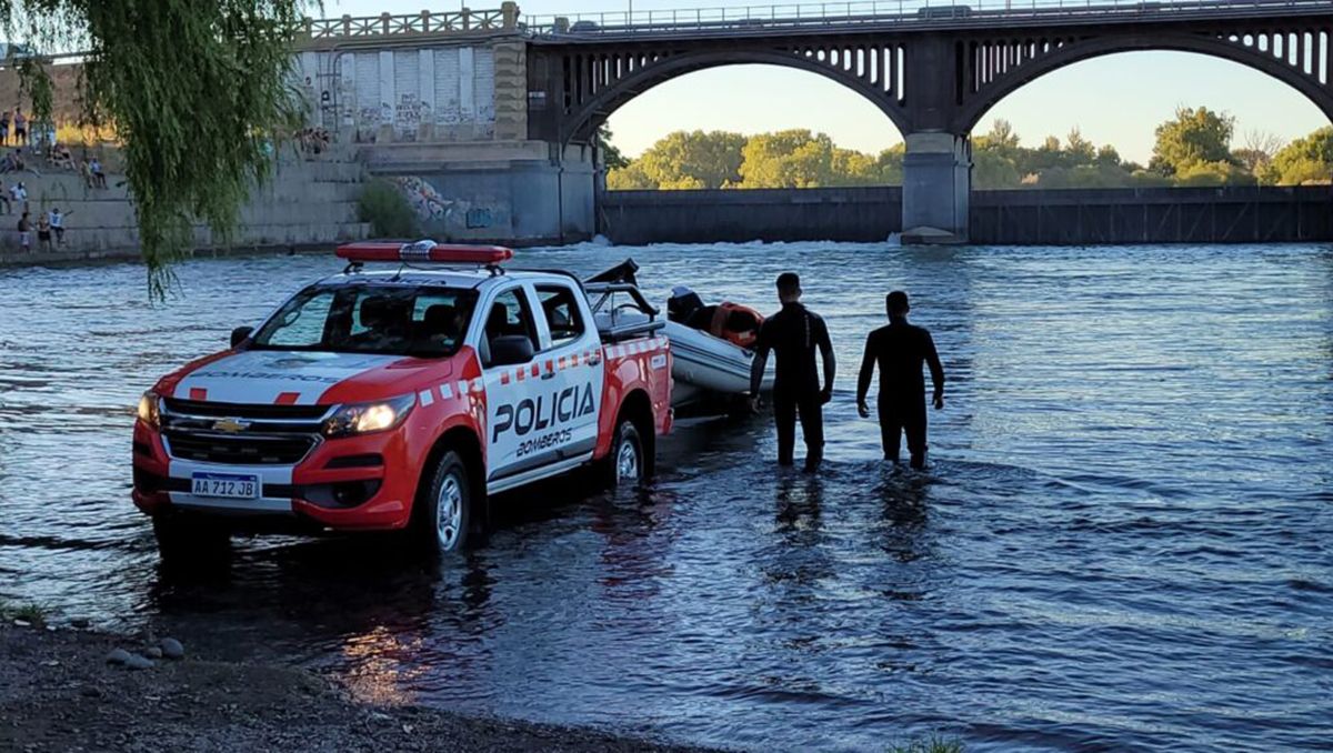 Dos jóvenes se ahogaron en el Dique Ballester: buscan los cuerpos