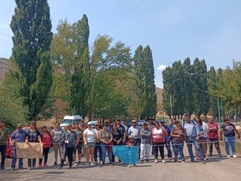 conflicto en el norte neuquino: cortan el ingreso a los miches en reclamo de transporte escolar conflicto en el norte neuquino: cortan el ingreso a los miches en reclamo de transporte escolar