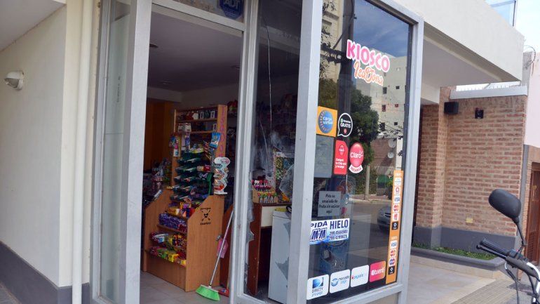 Así quedó el vidrio del negocio ubicado en calle Fotheringham al 200.