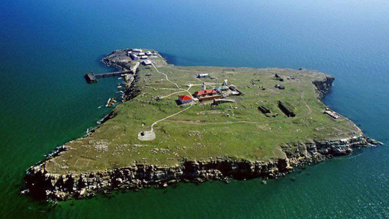 Rusia tomó una pequeña isla ucraniana en el mar Negro y mató a 13 guardacostas