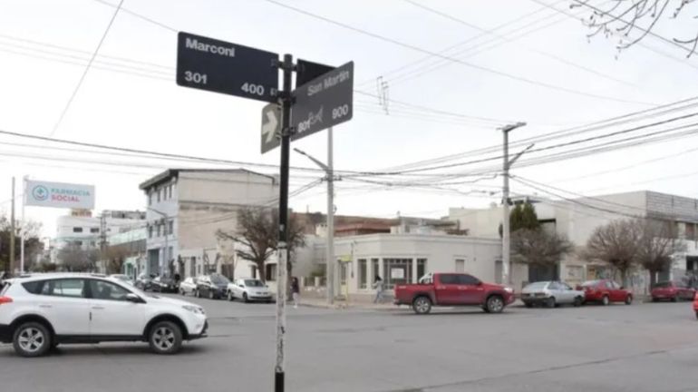 La esquina de Marconi y San Martín, en Trelew, donde un hombre le dio dos puñaladas a otro que paseaba con su pareja. La esquina de Marconi y San Martín, en Trelew, donde un hombre le dio dos puñaladas a otro que paseaba con su pareja.