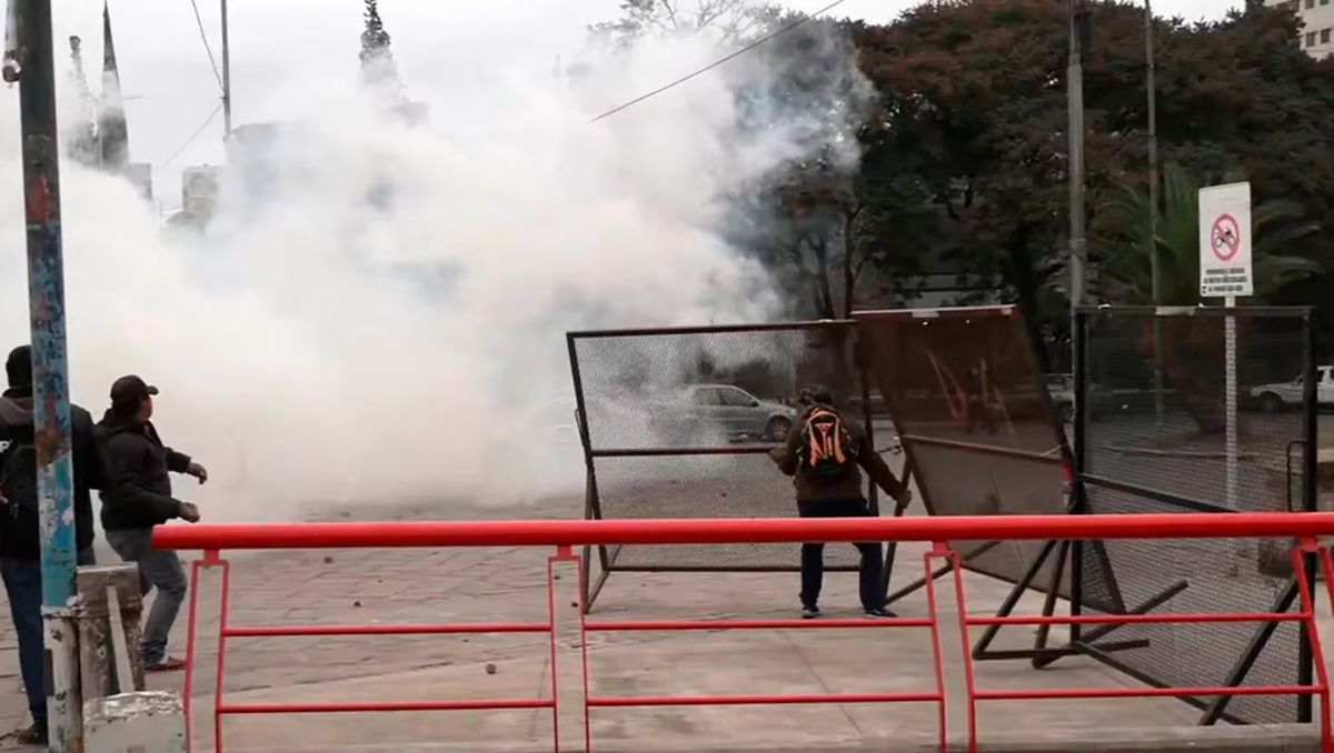 Manifestantes incendiaron la Legislatura y la policía reprimió: un herido grave