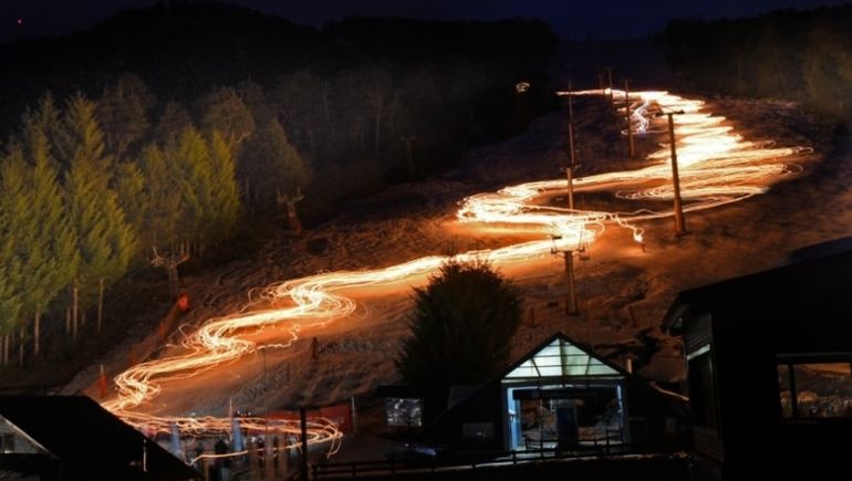 Video: la impresionante bajada con antorchas en Cerro Bayo