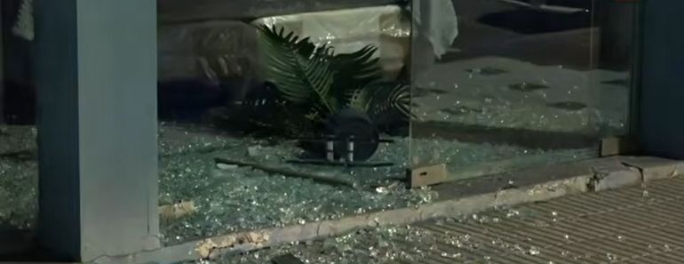 Los sospechosos utilizaron una baldosa de la vereda para romper la puerta de blindex. Los sospechosos utilizaron una baldosa de la vereda para romper la puerta de blindex.