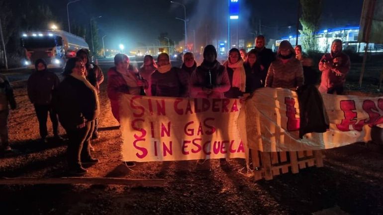El corte de ruta por parte de los padres de la Escuela 59 que reclaman por la calefacción para los alumnos.
