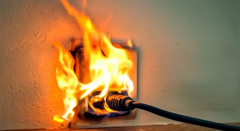 Los técnicos marcan que las tormentas generan picos de tensión capaces de dañar equipos electrónicos en segundos.