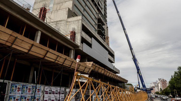 En el lugar están desmontando una grúa de gran tamaño.