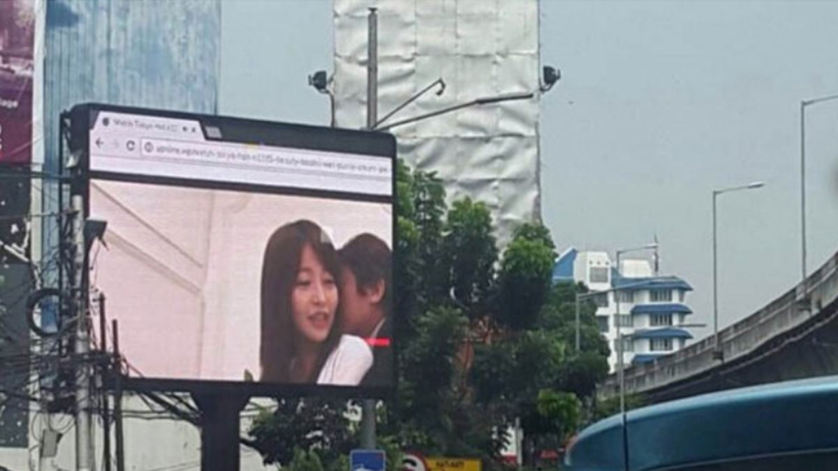 Escándalo por video porno en una pantalla callejera