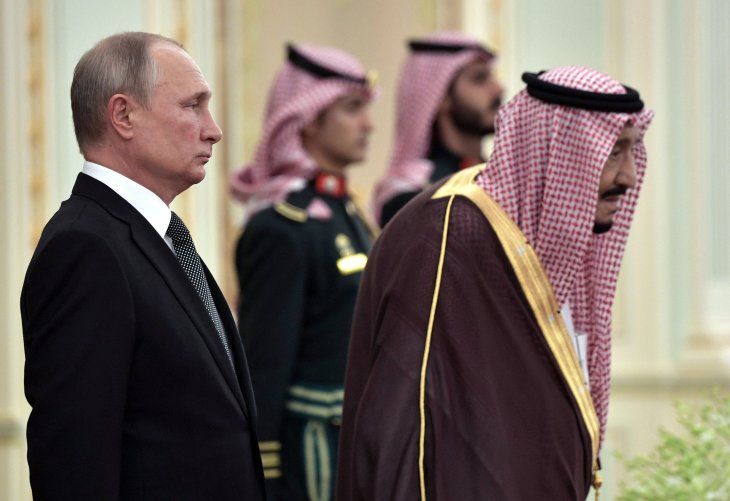El presidente ruso, Vladimir Putin, y el rey Salman de Arabia Saudita asisten a la ceremonia oficial de bienvenida en Riad. 14 de octubre de 2019. Imagen entregada por un tercero. Sputnik/Alexei